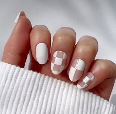 Basic Short Gel Nails, Checker Nails Short, Fall Nail Designs Checkered, Short Glue On Nails, Beige Checkered Nails, Girlie Nail Designs, Cute Glue On Nails, Short Nail Designs Checkered, Cute Short Back To School Nails