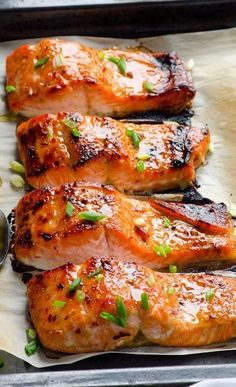 Clean Eating Baked Thai Salmon - 3 ingredients and 15 minute out of this world healthy dinner! Thai Salmon, Být Fit, Clean Eating Baking, Kyle Lowry, Delicious Clean Eating, Free Weight, Salmon Recipe, Idee Pasto Sano, Baked Salmon