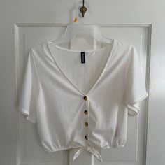 Super Cute And Never Worn! Casual Cropped Blouse With Buttons, Trendy Button Tops For Brunch, Trendy Tops With Buttons For Brunch, Trendy Brunch Tops With Buttons, Casual Tops With Buttons For Brunch, Casual Buttoned Tops For Daywear, Casual Blouse With Button Closure For Brunch, Cropped Tops With Buttons For Day Out, Summer Tops With Button Closure For Daytime