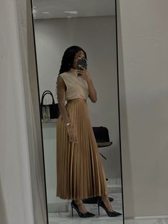 Pleated maxi Maxi Skirt Corporate Outfit, Pleated Skirt Outfit Long, Maxi Pleated Skirt Outfit, Long Skirt Outfits Black Women, Oldies Outfits, Cooperate Baddie, Pleated Maxi Skirt Outfit