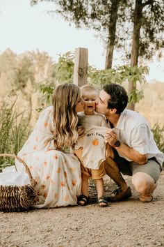 Announcement Photoshoot, Baby Announcement Photoshoot, Life Goals Future, Family Beach Pictures, Family Shoot, Baby Announcements, Baby 2, Baby Reveal, Engagement Photo Inspiration