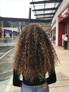 Resultado de imagen para blonde highlights on curly hair Curly Balayage, Rambut Brunette, Brown Curls, Colored Curly Hair, Blonde Hair With Highlights