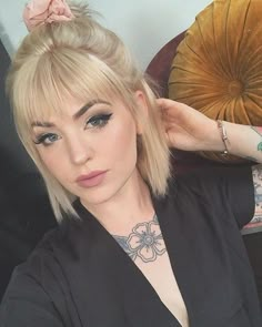 Blonde Hair With Bangs, Vlasové Trendy, استوديو الصور