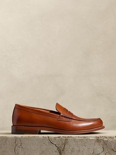 Navarre Penny Loafer | Banana Republic Penny Loafers For Women Outfits, How To Wear Loafers Women, Loafers Women Outfit, Dress Shoes Flats, Loafer Outfits, Loafers Outfit, Leather Loafers Women, Timeless Shoes, Comfortable Loafers