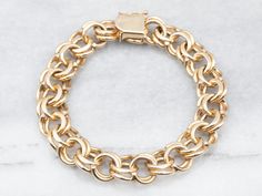 Sutil pero lujosa, esta preciosa pulsera queda tan bien con un traje como con un vestido de cóctel. Elaborada en oro de 14 quilates, esta cadena tiene un diseño de doble eslabón que es resistente en la muñeca. ¡Versátil y elegante!

 Metal: oro amarillo de 14 quilates.
 Ancho: 12,2 mm
 Longitud: 8 pulgadas
 Marcas: "14K(B)(B)" estampadas en el cierre Bypass Engagement Ring, Bracelet Layering, Gold Chain Bracelet, Link Design, Link Chain Bracelet, Heart Shaped Diamond, Diamonds And Gold, Gold Bracelet Chain, Chain Anklet