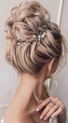 Textured High Bun, High Bun Hairstyle, Hairstyle For Prom, Κούρεμα Bob, High Bun Hairstyles, Elegant Hairstyle, Beige Hair, Prom Hair Updo, Beautiful Bridal Hair