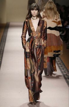 #model #fashionweek #runway #etro #stylista #style #stylist #clothes #hair #beauty #fashion #fashionista #makeup #mua #makeupartist #fashionblogger #styleblogger #beautyblogger Stylist Clothes, Boho Kimono, Maxi Dress Cotton, Casual Street Style, Kimono Fashion, 70s Fashion, Matching Dresses, Couture Fashion