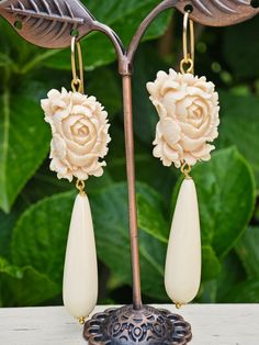 Pendant earrings with imitation ivory paste drops and cameo flowers in ivory paste handmade in Torre del Greco depicting flowers, 2.5 cm in size, 925 silver lever clasp. total length 8.5 cm. Each earring weighs 8 grams Italian Jewelry, 925 Silver Earrings, Rose Earrings, Wedding Basket, Pendant Earrings, Jewelry Earrings Dangle, Silver Earrings, 925 Silver, Dangle Drop Earrings