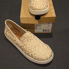 Toms Slip-On Style Shoe Style Name: Avalon New In Box Natural Cheetah Foil Print Youth Size 5 (Eu 37) Know Your Size In Toms! In My Opinion, These Fit More Like A Size 7 Women's. Shoe Placed On Ruler Measures Approx. 10 Inches Foil Print, Shoe Style, Slip On Shoes, Ruler, Kids Shoes, Fashion Shoes, Foil, Shoes Sneakers, Kids Shop