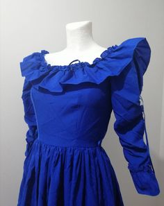 Electric blue dress. Vintage from 80s. Dress with frills, bow, long sleeves, zip fastener. The skirt is flared. Really beautiful dress. Garment measurements, flat, doubled: Bust: 84 cm / 33,07 inch Waist: 64 cm / 24.80  inch Hips: free Full Length: 133 cm / 52,36 inch