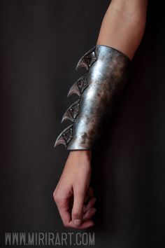 Post Apocalyptic Bracer made with EVA foam, painted with acrylics you can adjust it for you thanks to the corset closure. the standard measurements of the bracer are: 15 cm (6in) at the bottom, 20cm (8in) at the top and 20cm (8in) of lenght. if you're afraid the bracer it's too small for your arm but you like the design, contact me, I'll craft one that will fit perfectly on you at the same price. for any doubt or information don't hesitate to contact me! THIS IS NOT REAL METAL IN THE 90% OF CASE Post Apocalyptic Outfit, Post Apocalyptic Costume, Warrior Costume, Queen Costume, Mermaid Costume, Fantasy Costumes, Eva Foam, Post Apocalyptic, Face Art