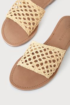 The BAJA in natural seagrass is ready for the beach!Made from handwoven seagrass in our signature open weave design. The slip on style and our natural buff leather insole (for maximum comfort) make these slides a no brainer! As always, sustainably and ethically made in India.Fit: True to size. If in between sizes, we suggest to size down.Upper: Natural Plant-Based SeagrassInsole: 100% LeatherOutsole: 100% Rubber Straw Sandals, Cute Slides, Handmade Sandals, Sunny Weather, Sandal Heels, Woven Raffia, Size 11 Heels, Open Weave, Rubber Heels