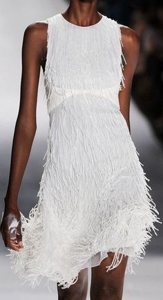 Chado Ralph Rucci Fringe Clothing, Cooler Look, Night Out Outfit, Carrie Bradshaw, Little White Dresses, Fashion Mode, White Fashion, Coco Chanel