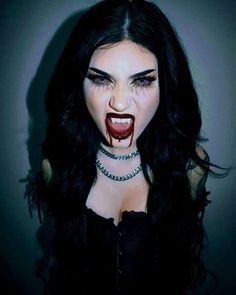 Basic Vampire Makeup, Vampire Diaries Makeup Eye, Vampress Makeup, Vampire Costume Inspiration, Vampire Diaries Makeup Halloween, Trucco Vampira, Tvd Makeup Vampire, Vampire Bride Makeup