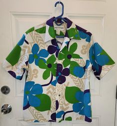 Size M. Vintage 70s Hawaiian 100% cotton shirt, Alfred Shaheen, Waikiki, Hawaii.  The condition is very good, colors are bright and material is not wrinkled or worn.  Heavy construction, well made and all buttons intact. Only the sizing tag seems to be worn down.  See photos, this is one very cool shirt!!  Wish it was my size or I would keep it. Thank you for taking a look and send me any questions. Green Cotton Hawaiian Shirt For Spring, Spring Green Cotton Hawaiian Shirt, Multicolor Retro Print Cotton Hawaiian Shirt, Cotton Hawaiian Shirt With Retro Print And Camp Collar, Multicolor Cotton Hawaiian Shirt With Retro Print, Multicolor Cotton Hawaiian Button-up Shirt, Multicolor Hawaiian Camp Shirt In Cotton, Cotton Camp Shirt With Retro Print, Cotton Top With Retro Print And Camp Collar