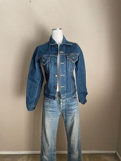 Classic. Minimal wear. Dark wash. It looks like it is unworn. In excellent condition. Amazing thick denim, beautiful vintage quality. *length: 22" *chest, pit to pit: 17"=total 34" *tagged a size 32 -  best if chest is 32" or less to fit right *waist: 32" *shoulders, seam to seam: 15" *sleeve: 23" - shoulder seam to cuff edge *circa late 80s *made for men originally, but may be better suited for a woman now *best fits an xxsmall /xsmall woman Absolutely love it.   *kindly read shop policies, dou Vintage Medium Wash Jeans For Fall, Everyday Fitted Medium Wash Denim Jacket, Light Wash Fitted Denim Jacket For Everyday, Everyday Light Wash Fitted Denim Jacket, Everyday Fitted Light Wash Denim Jacket, Vintage Medium Wash Outerwear For Everyday, Fitted Medium Wash Cotton Denim Jacket, Retro Fitted Denim Jacket For Winter, Fitted Vintage Denim Jacket For Winter