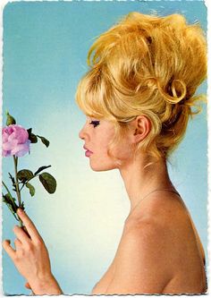 a casual updo Woman With Blonde Hair, Bridgette Bardot, 60s Hair, Bridget Bardot, Julianne Hough, King Louie, Actrices Hollywood, French Actress, Brigitte Bardot