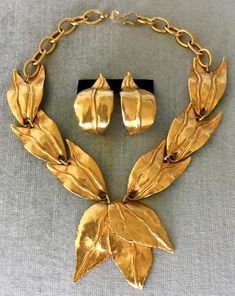 Superb DELPHINE NARDIN PARIS Signed Leaf Modernist Collar Choker Necklace Earrings Set Gold Metal Vi Avant Garde Style, Metal Choker, Beautiful Chokers, Choker Collar Necklace, Collar Choker, Avant Garde Fashion, Couture Runway, Choker Collar, Drops Design