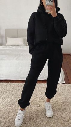 Black Sweatpants Outfit, Jogger Outfit, Cute Sweatpants Outfit, Cute Sweatpants, Joggers Outfit, Fashion Trends Winter, Sweatshirt Outfit, Causual Outfits