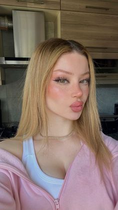 American Beauty, Pretty Makeup, Makeup Inspo, Maquillaje De Ojos, Dahlia, Hair Inspo, Natural Makeup, Beautiful Hair