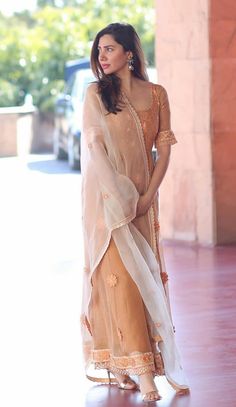 Frock Fashion, Beautiful Pakistani Dresses, Indian Dresses Traditional, Traditional Indian Outfits, Simple Pakistani Dresses