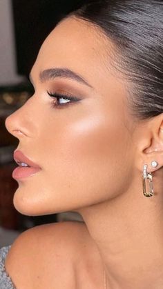 Olive Skin Makeup, Sharp Jawline, Steel Gua Sha, Bronze Makeup Look, Ball Makeup, Classy Makeup, Wedding Makeup For Brown Eyes, Tanned Makeup