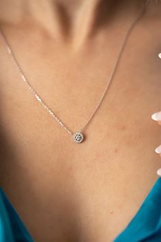 925 Sterling Silver Necklace with zircon stones. Wheel Design, Minimal Necklace, Stunning Necklace, Pricing Jewelry, Cleaning Jewelry