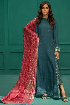 Long Pakistani Suits, Contrast Dresses Pakistani, Eid Special Dresses, Pakistani Eid Dresses, Long Kameez, Pink Dupatta, Pakistani Clothes Online, Festive Attire, Kameez Designs