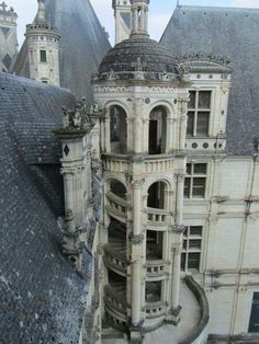 an old building is shown from the top floor to the bottom with many windows and balconies