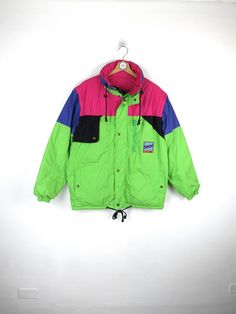 Vintage 90s McKee's down jacket, reversible and becomes a waistcoat, green, purple, pink and black colour, real goose down padding Made in Italy S size Measurements (taken with the head lying flat) Shoulder width: 49 cm Sleeve length: 63cm Chest width: 59cm Length: 73cm Condition: EXCELLENT - It shows no significant signs of wear Our garments are all vintage and second hand. Any signs of wear or defects are documented with photos and description. For any questions, photos, videos we are at your