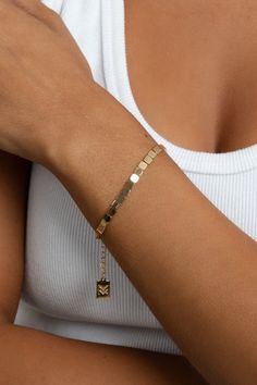 Named after one of our favorite influencers, Nicole Weisman from @curvestocontour, the Nicole Bracelet is the perfect hint of shimmer to add to your bracelet stack. 18k gold-plated brass​ 4mm chain width​ Available in 4 lengths: 5.5" plus 1.5" extender 6.5" plus 1.5" extender 7.5" plus 1.5" extender 8.5" plus 1.5" extender If you are in between sizes we suggest sizing up to get a full dangle Click here for Size Guide Pendant Bracelet, Bracelet Stack, Chain Pendants, Ring Bracelet, Chains Necklace, Jewelry Shop, Style Guides, Size Guide, Jewelry Collection