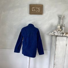 Hello and welcome to the Textile Trunk! Please follow us on Instagram, we are @textiletrunk A wonderful authentic blue French chore coat or workwear jacket! ~ These textiles are such wonderful finds! This jacket is wonderful and sturdy! This jacket dates to the 1940s. These jackets are wonderful, lightweight, and super versatile! This piece has a stamp in the back of '489239'. ~ ~ Unique , one of a kind always, these textiles become works of art with time and use . These coats were used througho Vintage Blue Long Sleeve Blazer, Vintage Blue Button-up Utility Jacket, Vintage Blue Utility Jacket With Button Closure, Lace Apron, French Workwear, Chore Coat, Embroidered Bodice, Workwear Jacket, Purple Silk