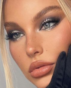 Make Up Yeux, Silvester Make Up, Silver Eye Makeup, Maquillage On Fleek, Silver Makeup