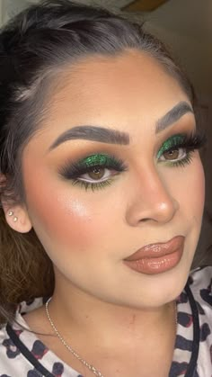 Metallic Green Eye Makeup, Makeup Jobs, Tanned Makeup, Eye Makeup Pictures, Eye Makeup Steps, Unique Makeup