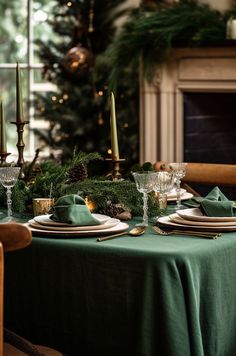 Forest green tablecloth and napkins Green Table Cloth Setting, Green Table Cloth Christmas, Classic Table Setting, Green Table Cloth, Tablecloth Napkins, Gold Tablecloth, Green Tablecloth, Headboard Ideas, Green Napkins