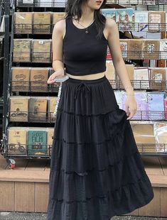 Black Flowy Skirt Outfit Summer, Black Boho Skirt Outfit, Long Black Skirt Aesthetic, Black Long Skirt Outfit Summer, Outfits Aesthetic Long Skirt, Long Black Skirt Outfit Casual, Long Black Skirt Outfit Aesthetic, Black Tiered Skirt Outfit, Long Black Skirt Outfit Summer