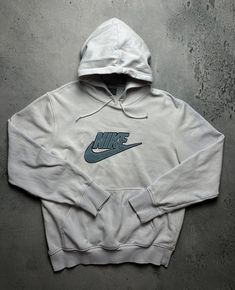 Hoodie Nike Vintage center logo swoosh hype fit Travis Style Size Men's / US L / EU 52-54 / 3 Color White Condition Used Nike Vintage central logo central swoosh crewneck 80s 90s 00s retro spellout y2k sweatshirt centre swoosh big logo.   The material is pleasant to the body. In a good condition. Fast sending! Condition : 8/10 Chest - 60 cm Length - 65 cm Shoulders - 50 cm Sleeve Length - 66 cm - ALL ITEMS ARE HEAT TREATED AND WASHED BEFORE SHIPPING - FOLLOW MY STORE - SEE MY OTHER ITEMS Mens Vintage Nike Jumpers, Vintage Nike Hoodie Men, Sporty Fleece Hoodie With Logo Print, Sportswear Fleece Hoodie With Logo Print, Streetwear Fleece Hoodie With Logo Print, Gray Hip Hop Hoodie For Sports, Logo Cotton Hoodie In Athleisure Style, Sporty Gym Hoodie With Logo Print, Cotton Logo Hoodie For Streetwear