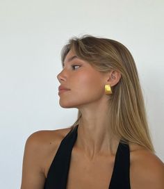 RIBBED EARRINGS – Heaven Mayhem Marianna Hewitt, Vintage Inspired Earrings, Matilda Djerf, Sofia Richie, Stylish Earring, Studio Shoot, Gold Earring, Trendy Hairstyles, Rectangle Shape