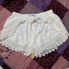 American Ray Vintage Women Short, White With Laces Overlapping Thighs, Size Xs, Super Comfortable Wearing, Brand New Condition Casual Bottoms With Lace Trim, Casual Beach Shorts With Lace Trim, Casual Cotton Shorts With Lace Trim, Casual Beach Bottoms With Lace Trim, Cotton Beach Shorts With Lace Trim, Beach Cotton Shorts With Lace Trim, Cotton Bottoms With Lace Trim For Day Out, Casual Stretch Shorts With Lace Trim, Beach Shorts With Lace Trim In Cotton