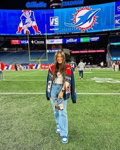 Patriots Game Outfit Fall, Gameday Outfit Aesthetic, Super Bowl Watch Party Outfit, Football Gameday Outfit Cold, Wag Game Day Outfit, Nfl Gameday Outfit Women, Football Outfits For Women Fall, Superbowl Fits, Patriots Game Outfit