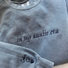 Are you looking for a sweatshirt to show your love and appreciation for your aunt? Our Comfort Color® Embroidered In My Auntie Era Sweatshirt would be the perfect sweatshirt for you. The embroidery is simple yet meaningful, this sweatshirt celebrates the unique relationship between aunties and their beloved nieces and nephews. You can personalize the auntie sweatshirt by adding the names of your grandson on the hand. As you reminisce about the memories or embark on new adventures together, our s In My Auntie Era, Auntie Sweatshirt, Auntie Era, Mother Wedding, Bday Gift, Aunt Shirts, Grandma Birthday, Embroidery Sweatshirt, Personal Quotes