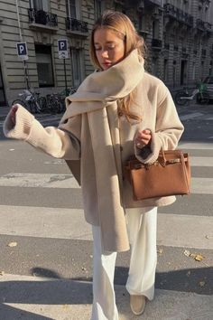 casual winter outfits Chica Chola, Dinner Outfit Casual, Paris Winter, Latina Outfits, Estilo Indie, Skandinavian Fashion, Winter Styles, Winter 23, Chique Outfits