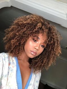 Curly Natural Curls, Curly Hair Color Ideas, Curly Hair Color, Curly Highlights, Dyed Natural Hair