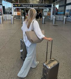 Classy Airport Outfit, Flight Outfit Airport Style, Chic Airport Outfit, Chic Travel Outfit, Comfy Airport Outfit, Airport Outfit Summer, Airport Travel Outfits, Flight Outfit, Airplane Outfits