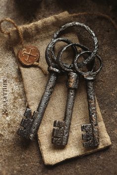 two old keys are sitting on a piece of cloth