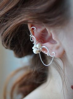 Silverplated earcuff with pearls. Very comfortable and easy to wear. Can be made for the left or for the wright ear. Ear Cuff Tutorial, Cuff Tutorial, Elf Jewelry, Pearl Ear Cuff, Wire Ear Cuffs, Fairy Ears, Fantasy Decor, Romantic Fantasy, Fairy Jewelry