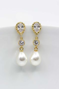 These timeless long pearl earrings you can wear perfectly to many bridal outfits. The gold-plated stud earrings enchant with their drop-shaped beads with pure elegance. Product: Size: 4 cm x 0.9 cm Brass, golden coated Beads (synthetic), cubic zirconia stones Scope of delivery: 1 pair (2 pcs.) The earrings come in a pretty jewelry box. --------------------------------------- Further wedding decorations can be found here: https://www.etsy.com/de/shop/CataleaM?ref=seller-platform-mcnav&section_id= Bridal Jewellery Earrings, Long Pearl Earrings, Crystal Wedding Jewelry, Pure Elegance, Pretty Jewelry, Jewelry Bridal, Crystal Wedding, Dangling Earrings, Bridal Outfits