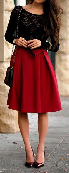 Red skirt with lace shirt. I usually am not too fond of the longer skirt trend, but this one is the perfect length ! Red Long Skirt, Rok Outfit, Mode Tips, Burgundy Skirt, Retro Pin Up, Legging Outfits, Red Skirt, Lace Top Long Sleeve