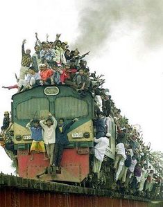 an image of people on top of a train with the words ranjit guha dunya - tahriin sinunda tarh