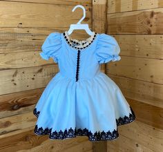 ¡Nuestro vestido Alice en tela de polialgodón es un vestido de inspiración clásica que es una opción de ensueño para fotos, cumpleaños, disfraces, Halloween o para usar todos los días si lo desea! Nuestros materiales se eligen para que sean suaves y cómodos y se pueden lavar a máquina, por lo que se pueden usar para las actividades diarias o por cualquier otro motivo. la enagua con volantes de tela de polialgodón Cute Fitted Cosplay Dresses, Fitted Short Sleeve Costume Dress, Spring Costume Dresses With Fitted Bodice, Cute Fitted Dress For Costume Party, Fitted Costume With Ruffles For Fancy Dress, Cute Fitted Princess Dress With Ruffles, Princess Style Short Sleeve Costume Dress, Fitted Princess Dress With Ruffles And Short Sleeves, Fitted Princess Dress With Ruffles For Costume